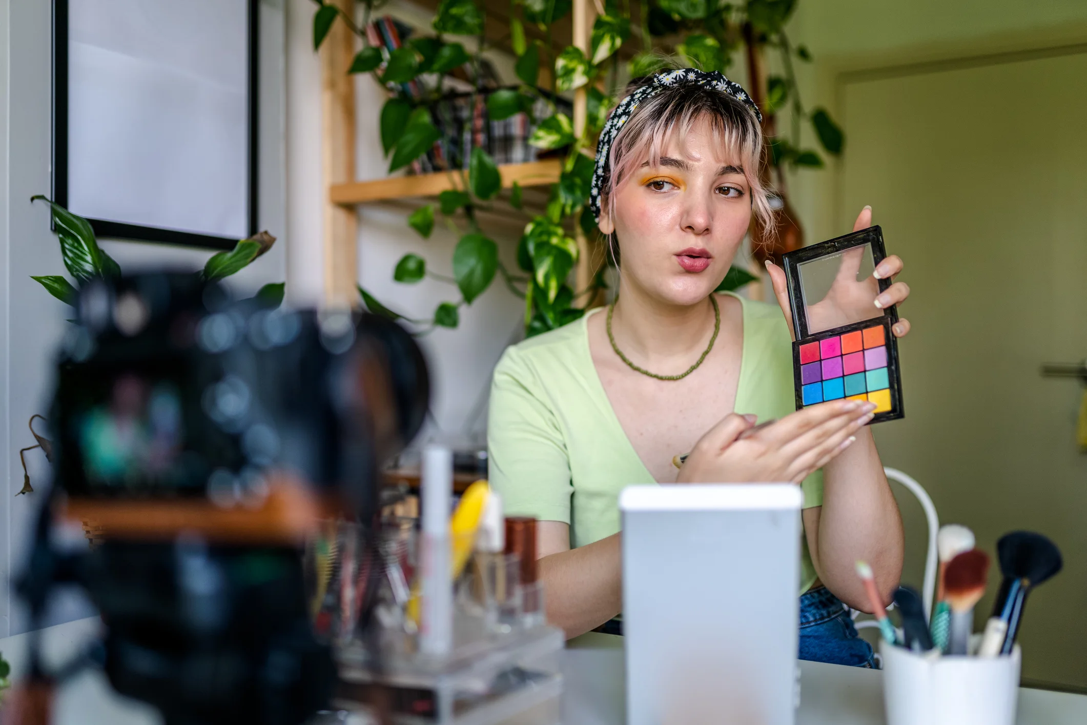 Influencer viser makeup til kamera